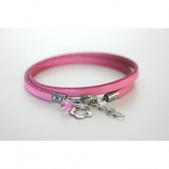 Bracelet en cuir rose et breloque fleur en acier