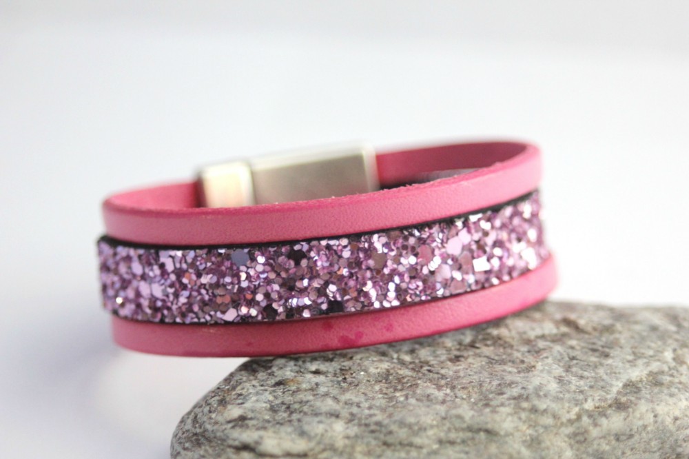 Bracelet manchette en cuir et paillettes rose 