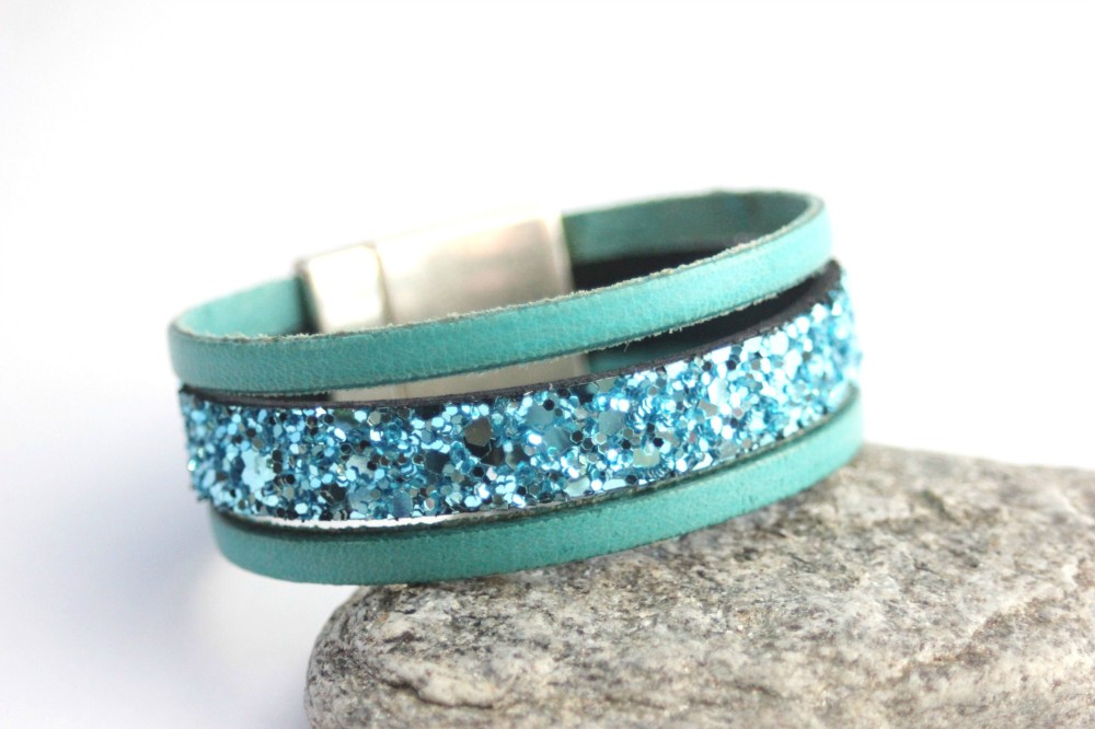 Bracelet manchette en cuir & paillettes turquoise 