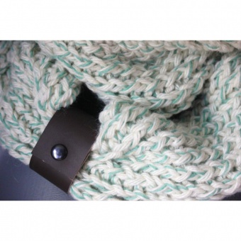 Snood blanc cassé et vert pastel lacet cuir marron