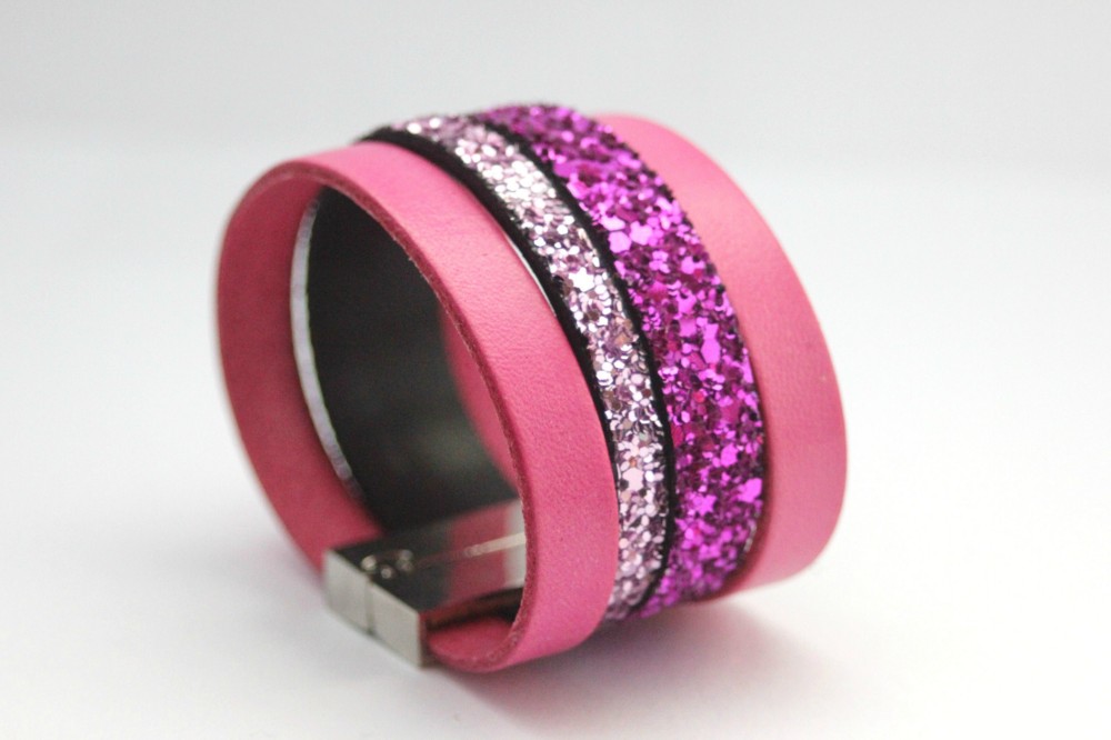 Bracelet manchette en cuir et paillettes rose