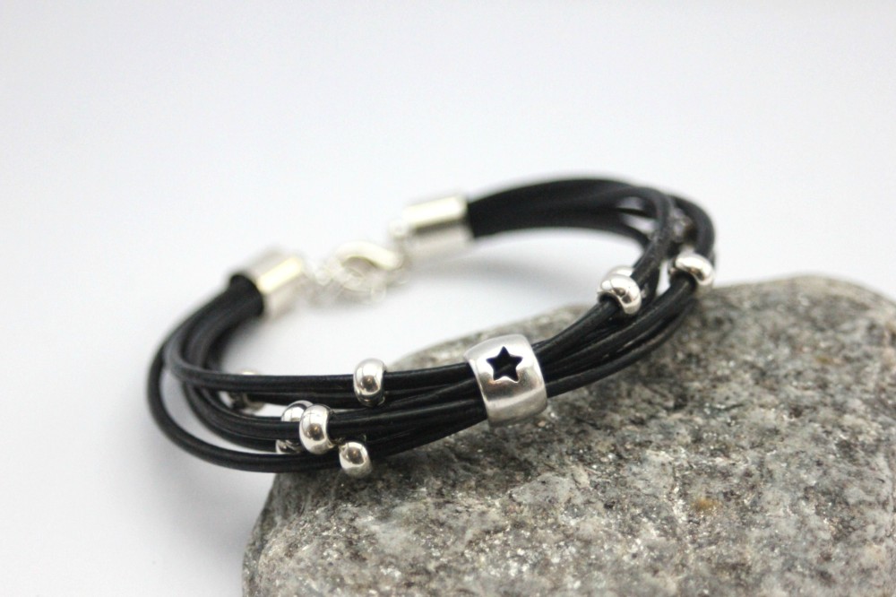 Bracelet en cuir noir perles et étoiles métal
