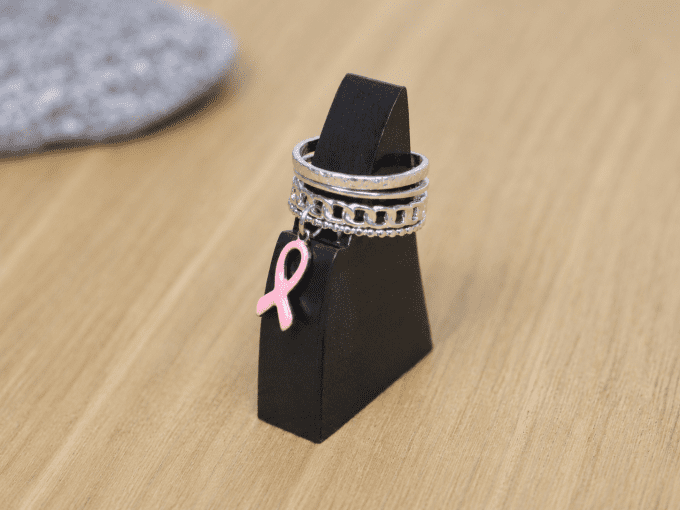 Bague ajustable acier argenté et breloque ruban octobre rose