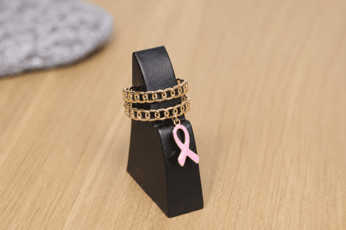 Bague ajustable acier doré et breloque ruban octobre rose