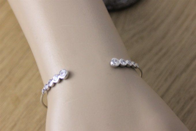 Bracelet jonc ouvert en argent massif et zircons