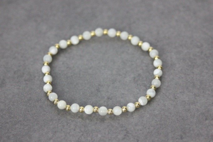 Bracelet perles en nacre blanche et perles plaqué or