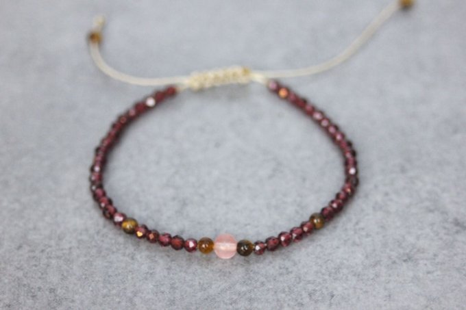 Bracelet perles grenat, oeil de tigre et quartz rose