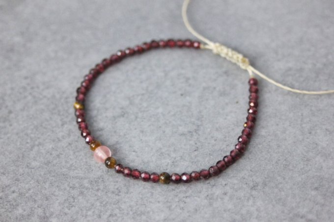 Bracelet perles grenat, oeil de tigre et quartz rose