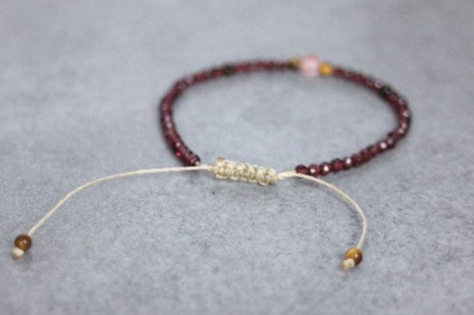 Bracelet perles grenat, oeil de tigre et quartz rose