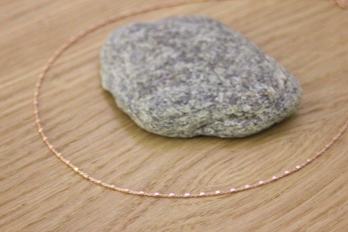 Collier or rose chaine avec petites perles cubes