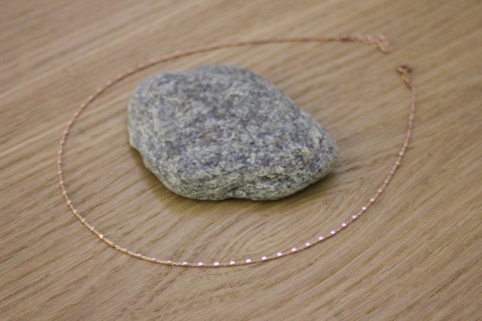 Collier or rose chaine avec petites perles cubes