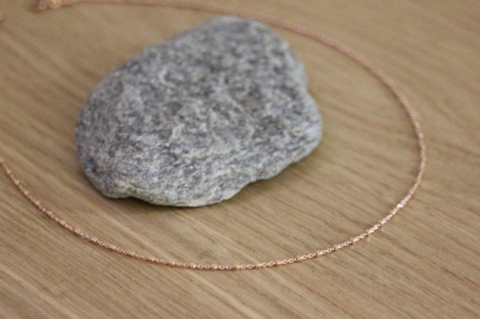Collier or rose chaine avec petites perles cubes