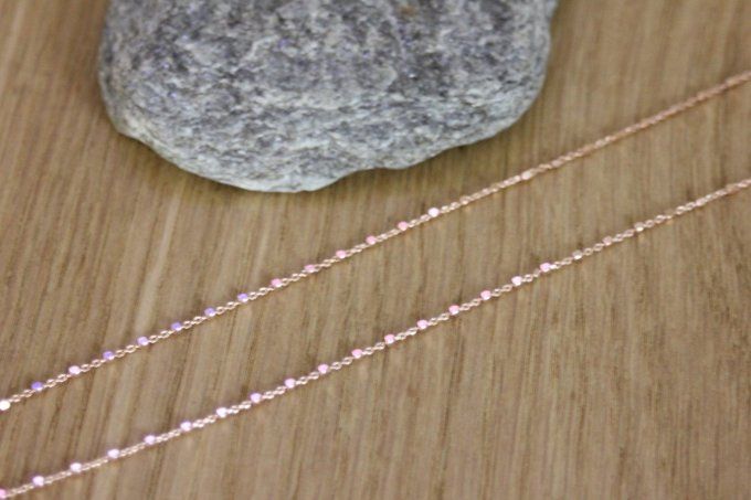 Collier or rose chaine avec petites perles cubes