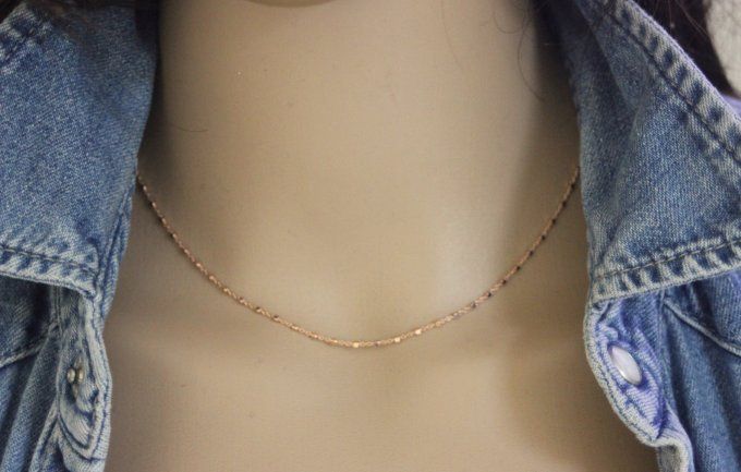 Collier or rose chaine avec petites perles cubes