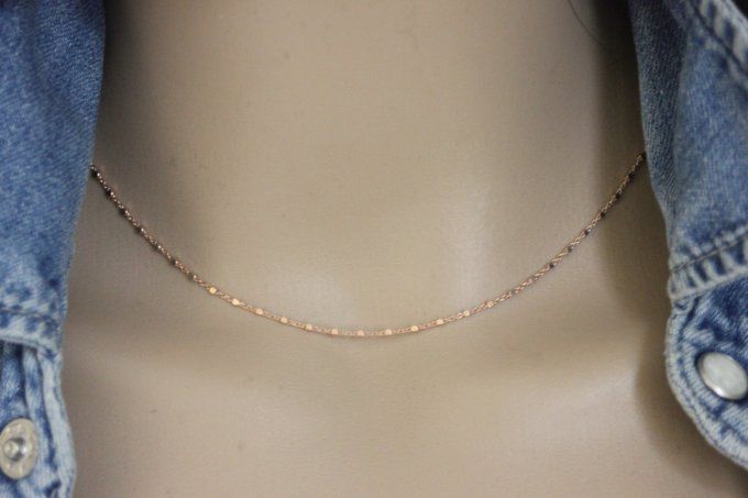 Collier or rose chaine avec petites perles cubes