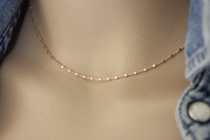 Collier or rose chaine avec petites perles cubes