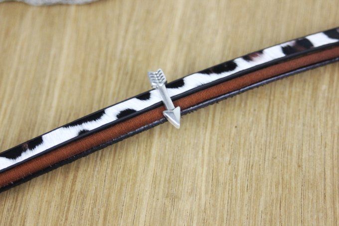 Bracelet en cuir marron et cuir léopard avec breloque flèche