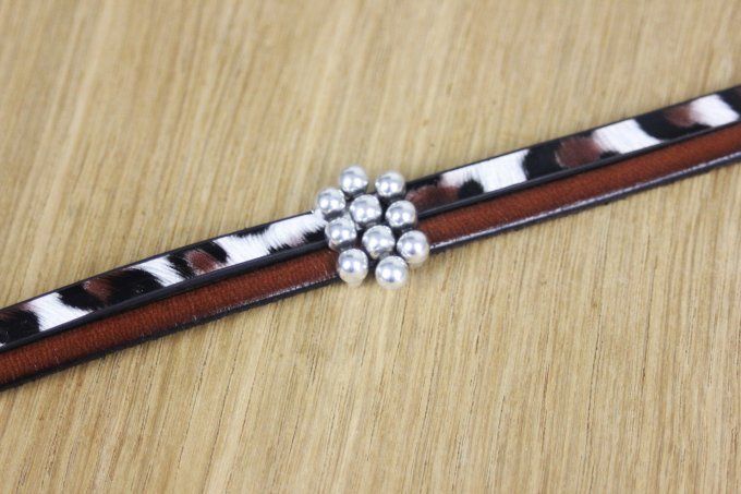 Bracelet en cuir marron et cuir léopard avec breloque boules