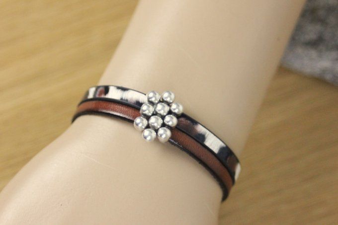 Bracelet en cuir marron et cuir léopard avec breloque boules