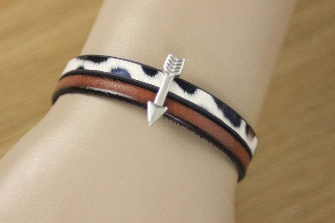 Bracelet en cuir marron et cuir léopard avec breloque flèche
