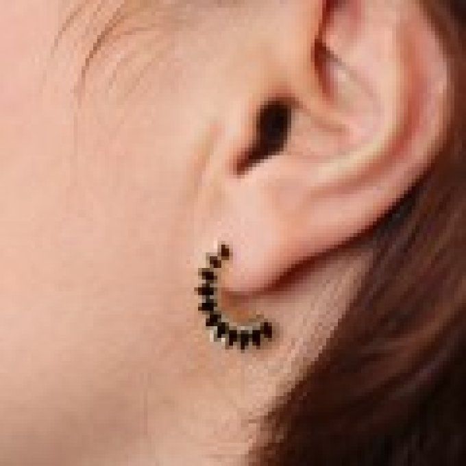 Créoles ouvertes ethnique en acier doré et résine noire