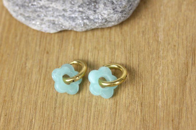 Créoles en acier inoxydable doré et breloque fleurs aqua