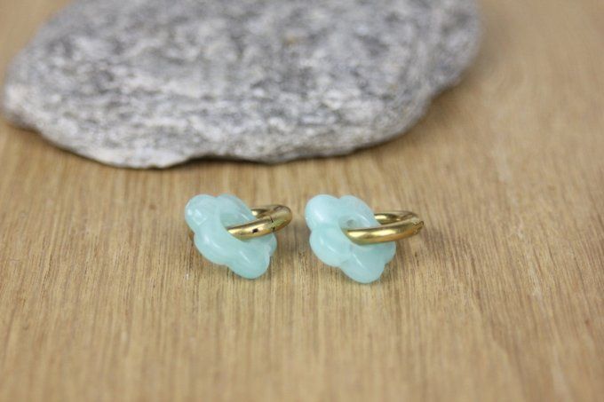 Créoles en acier inoxydable doré et breloque fleurs aqua