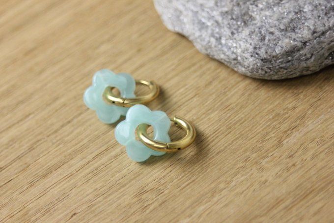 Créoles en acier inoxydable doré et breloque fleurs aqua