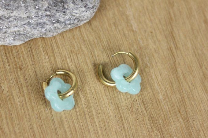 Créoles en acier inoxydable doré et breloque fleurs aqua