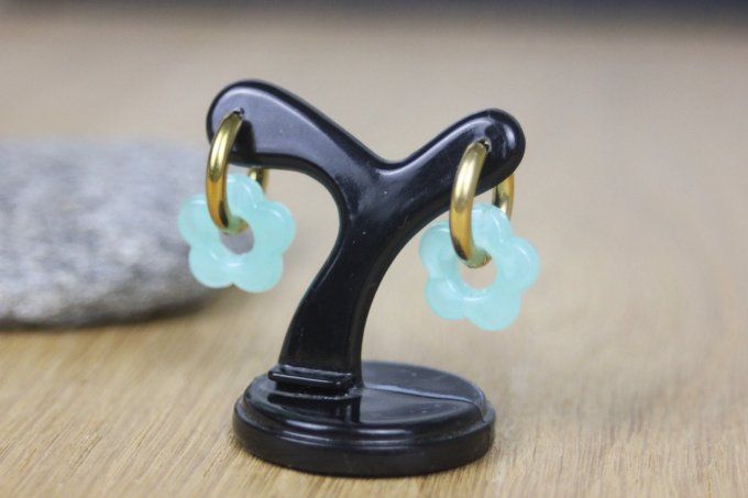 Créoles en acier inoxydable doré et breloque fleurs aqua