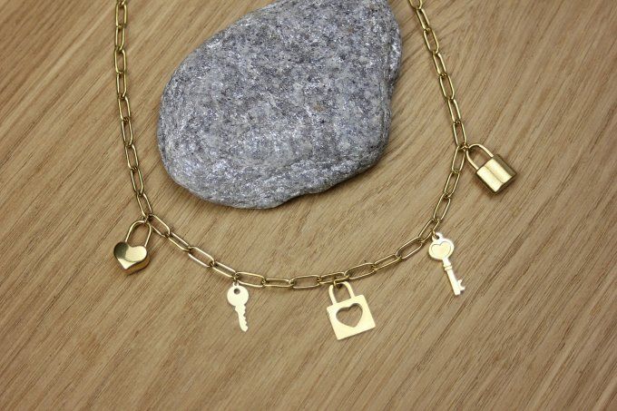 Collier acier inoxydable doré gros maillons et breloques clés et cadenas
