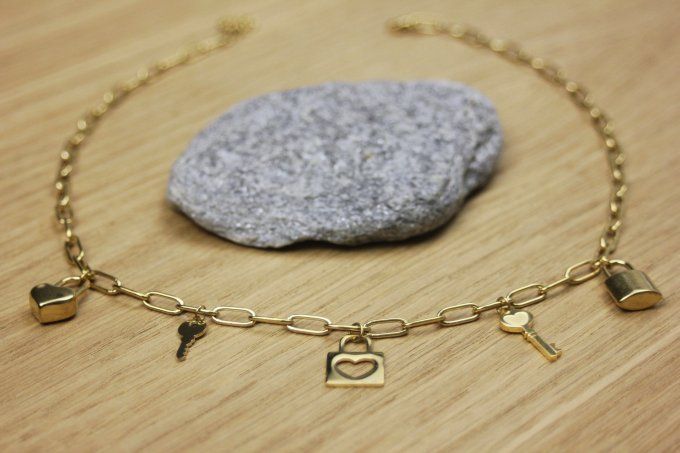 Collier acier inoxydable doré gros maillons et breloques clés et cadenas