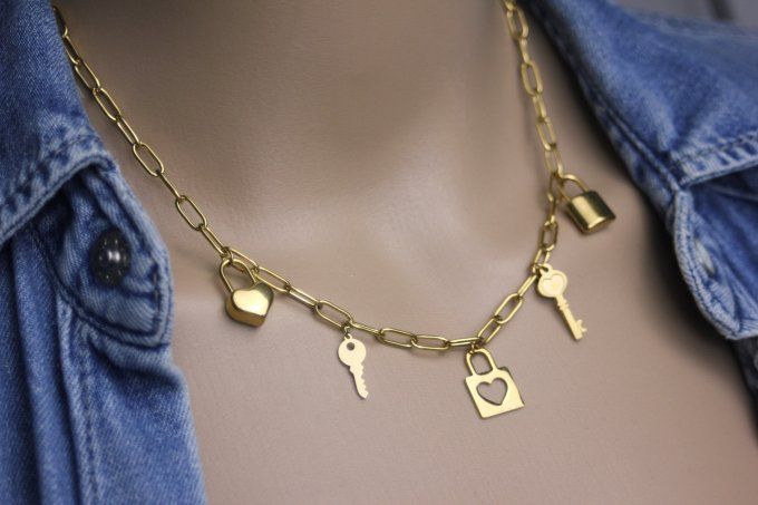 Collier acier inoxydable doré gros maillons et breloques clés et cadenas