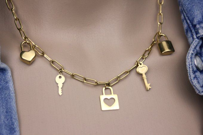 Collier acier inoxydable doré gros maillons et breloques clés et cadenas
