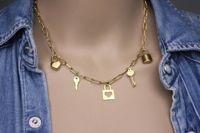 Collier acier inoxydable doré gros maillons et breloques clés et cadenas