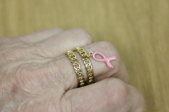 Bague ajustable acier doré ou argenté et breloque ruban octobre rose