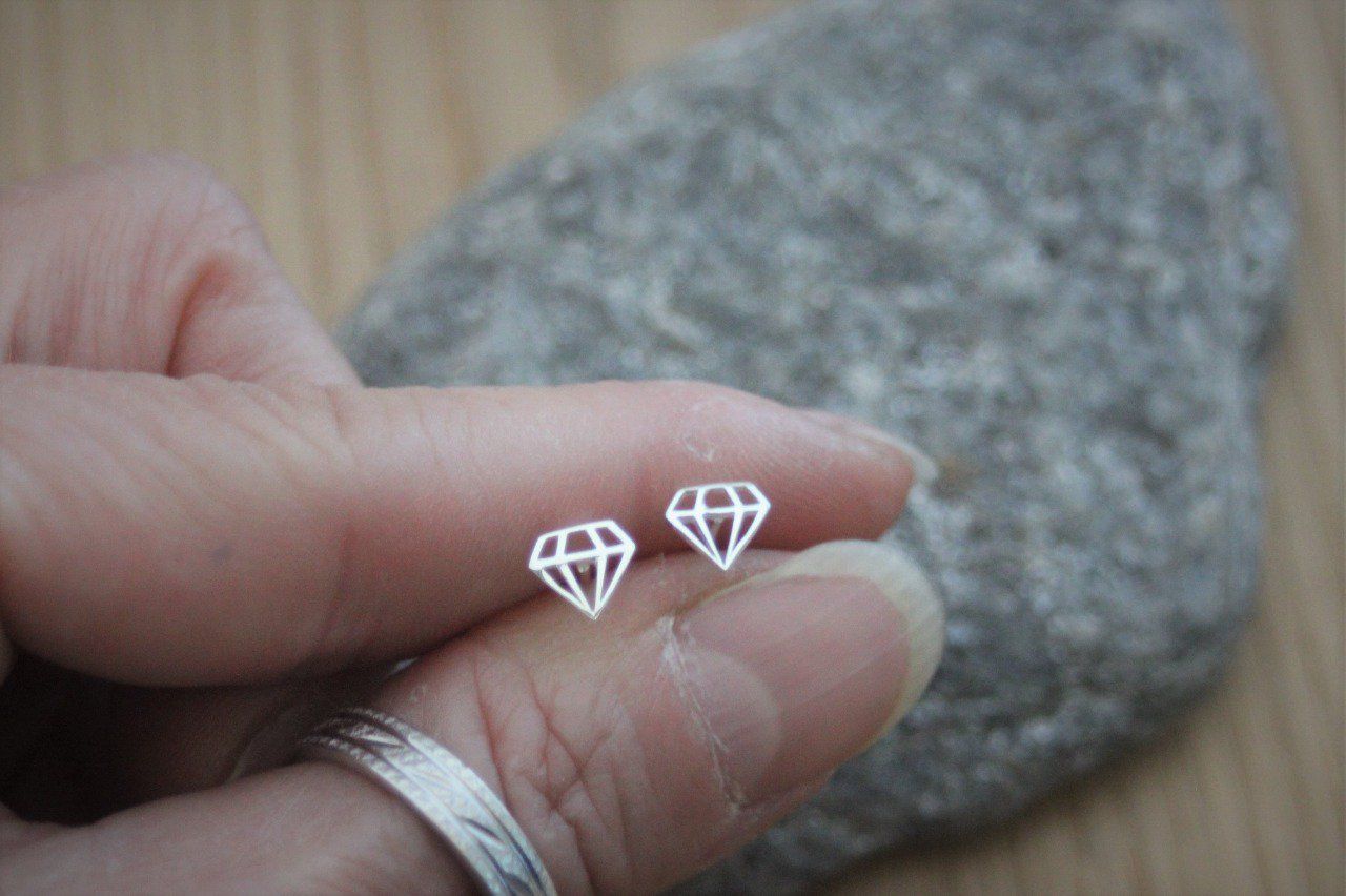 Boucles d'oreilles petit diamant en argent massif