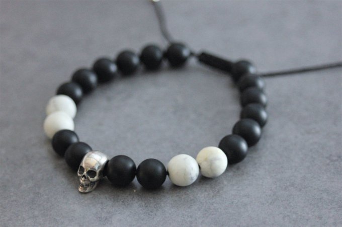 Bracelet perles onyx mat, howlite blanche et tête de mort argent 925