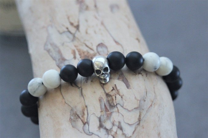 Bracelet perles onyx mat, howlite blanche et tête de mort argent 925
