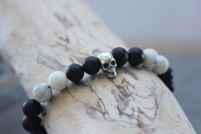 Bracelet perles onyx mat, howlite blanche et tête de mort argent 925