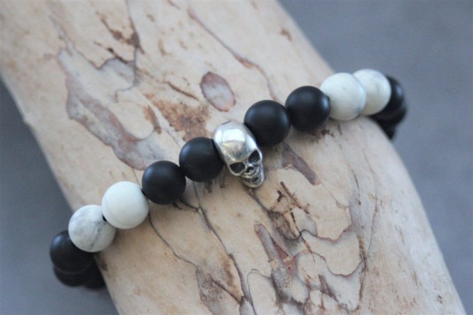 Bracelet perles onyx mat, howlite blanche et tête de mort argent 925