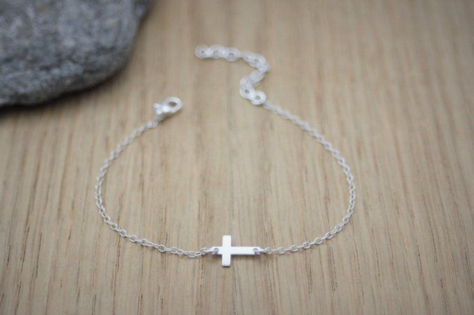 Bracelet minimaliste en argent massif avec petite croix