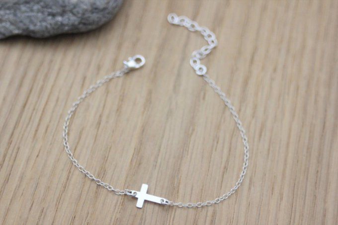 Bracelet minimaliste en argent massif avec petite croix