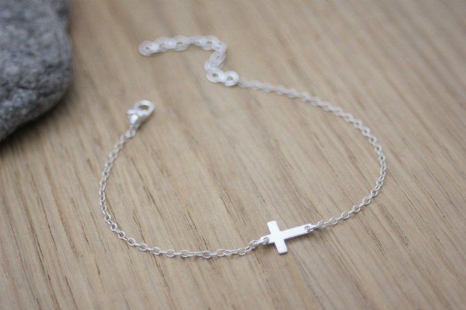 Bracelet minimaliste en argent massif avec petite croix