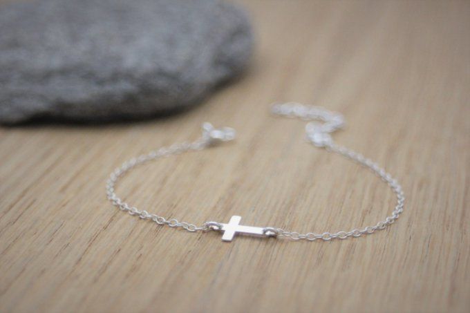 Bracelet minimaliste en argent massif avec petite croix