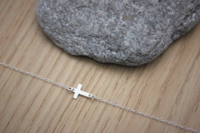Bracelet minimaliste en argent massif avec petite croix