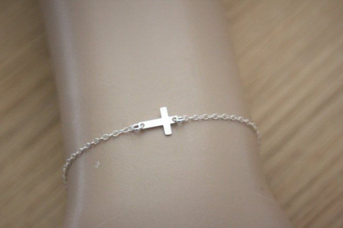 Bracelet minimaliste en argent massif avec petite croix