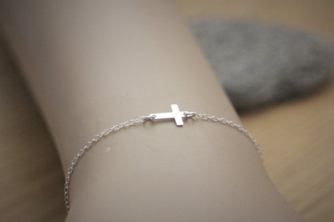 Bracelet minimaliste en argent massif avec petite croix