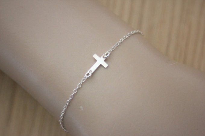 Bracelet minimaliste en argent massif avec petite croix