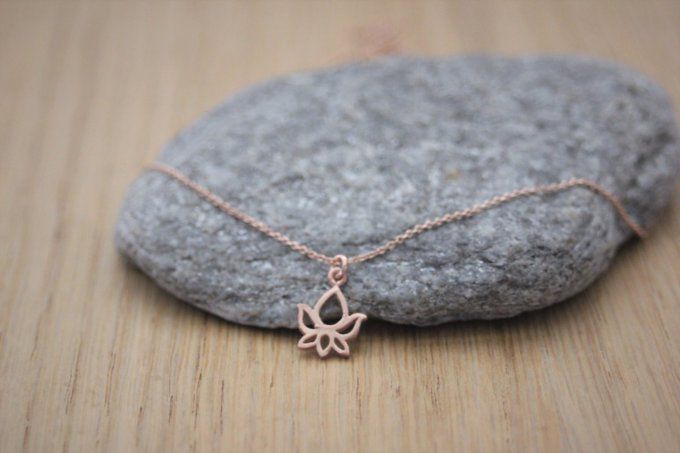 Collier or rose pendentif fleur de lotus